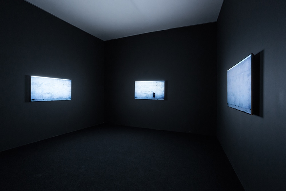 Multi-screen installation