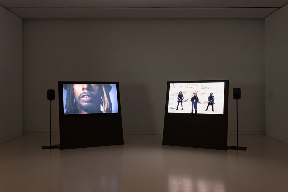 Dual-screen installation