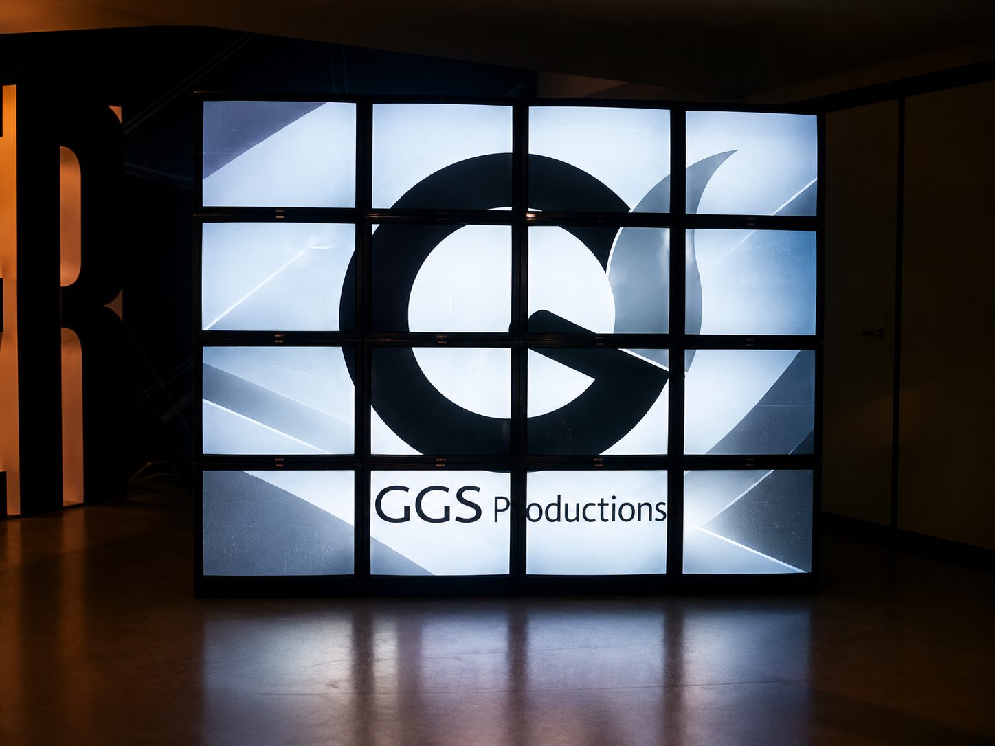 Videowall de 16 monitores CRT (4×4) con el logotipo de GGS Productions