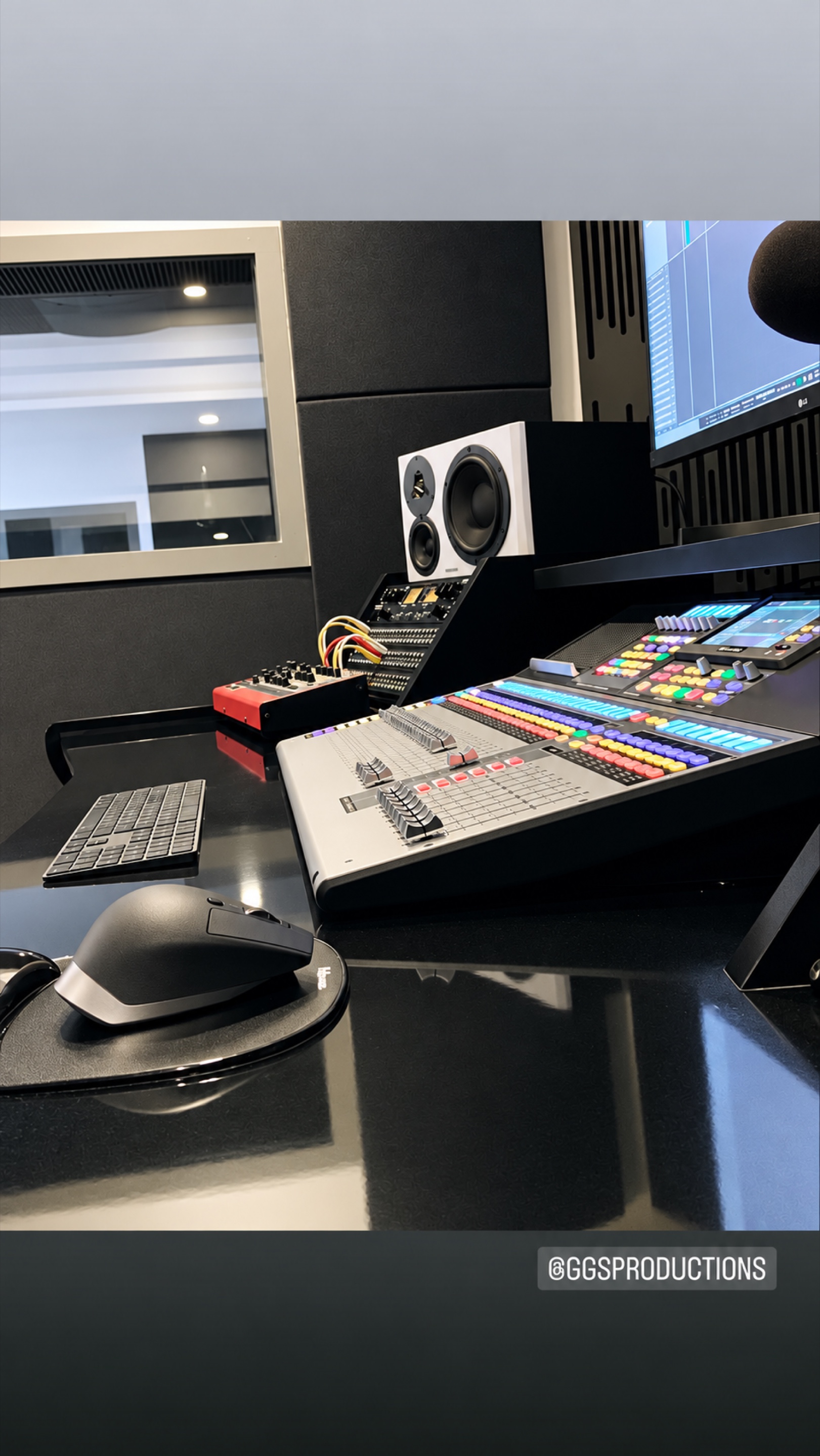 Mixing console and monitors in the GGS studio